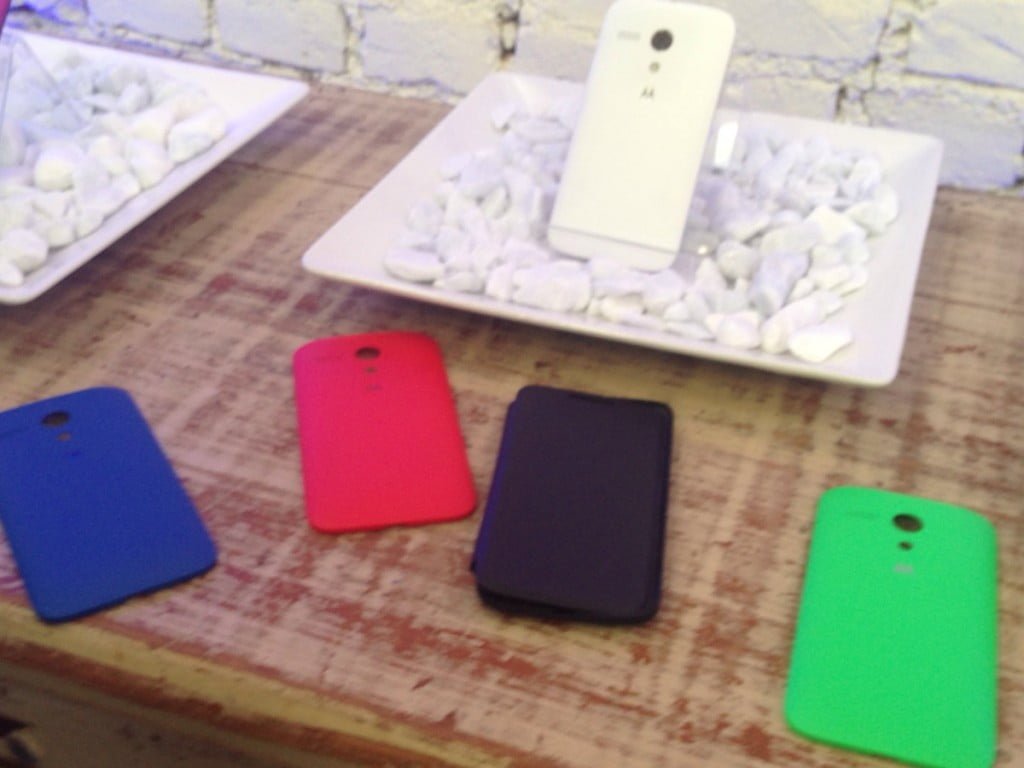 Moto G com as Shells coloridas que estão a disposição junto com o device