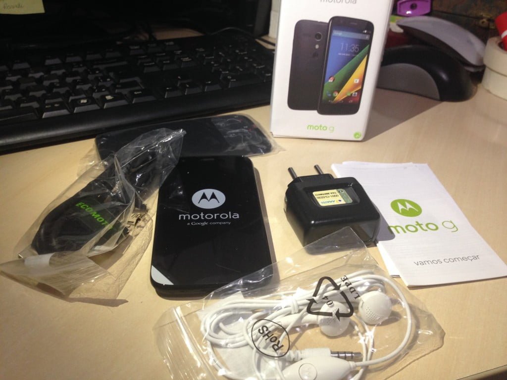 O que acompanha a caixa do Moto G 4G, fone de ouvido com fio, carregador e manual