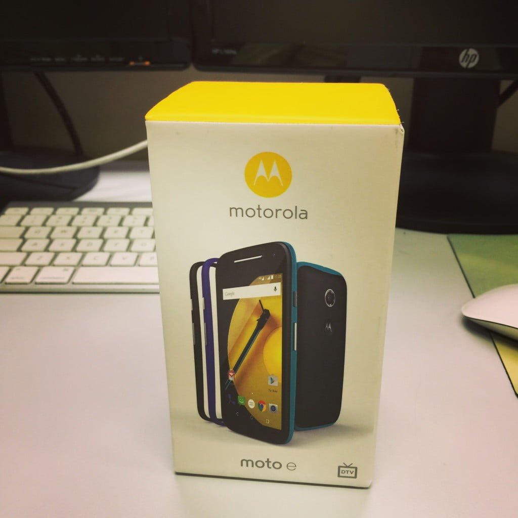 Novo Moto E de 2ª geração em sua caixa, é a mesma que será vendida ao público