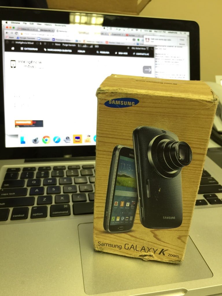 Quando recebemos o Samsung Galaxy K Zoom, a caixa por fora era preta, mas o aparelho Branco com uma cor muito bonita