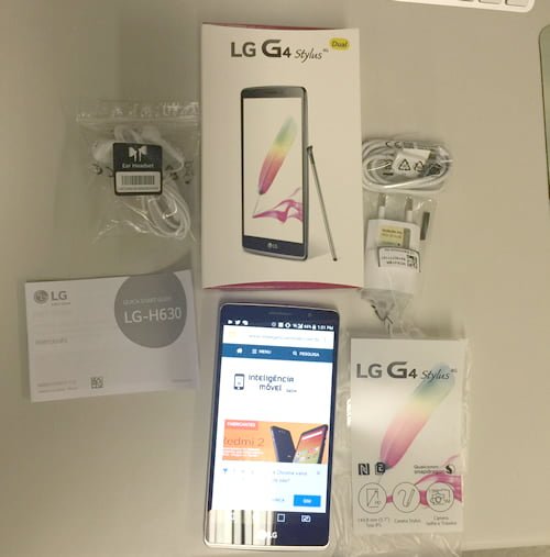 Caixa e acessórios que acompanham o LG G4 Stylus