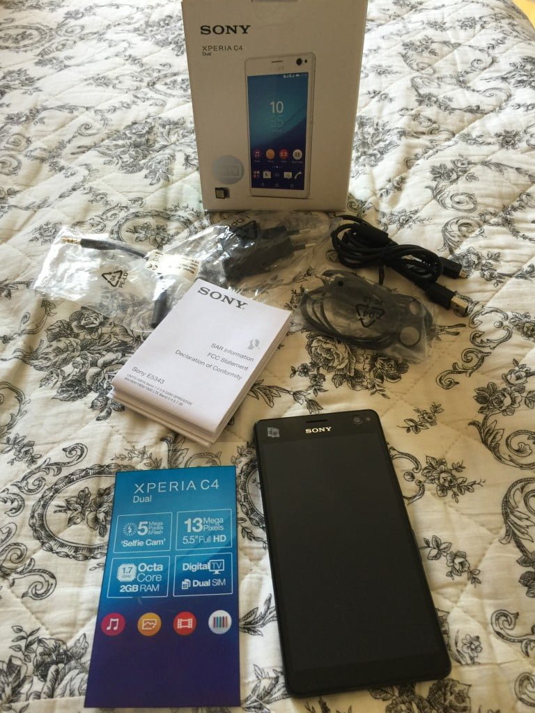 Kit que comprou a compra do Xperia C4 Selfie, fone de ouvidos, manuais, caixa, carregador usb e aparelho