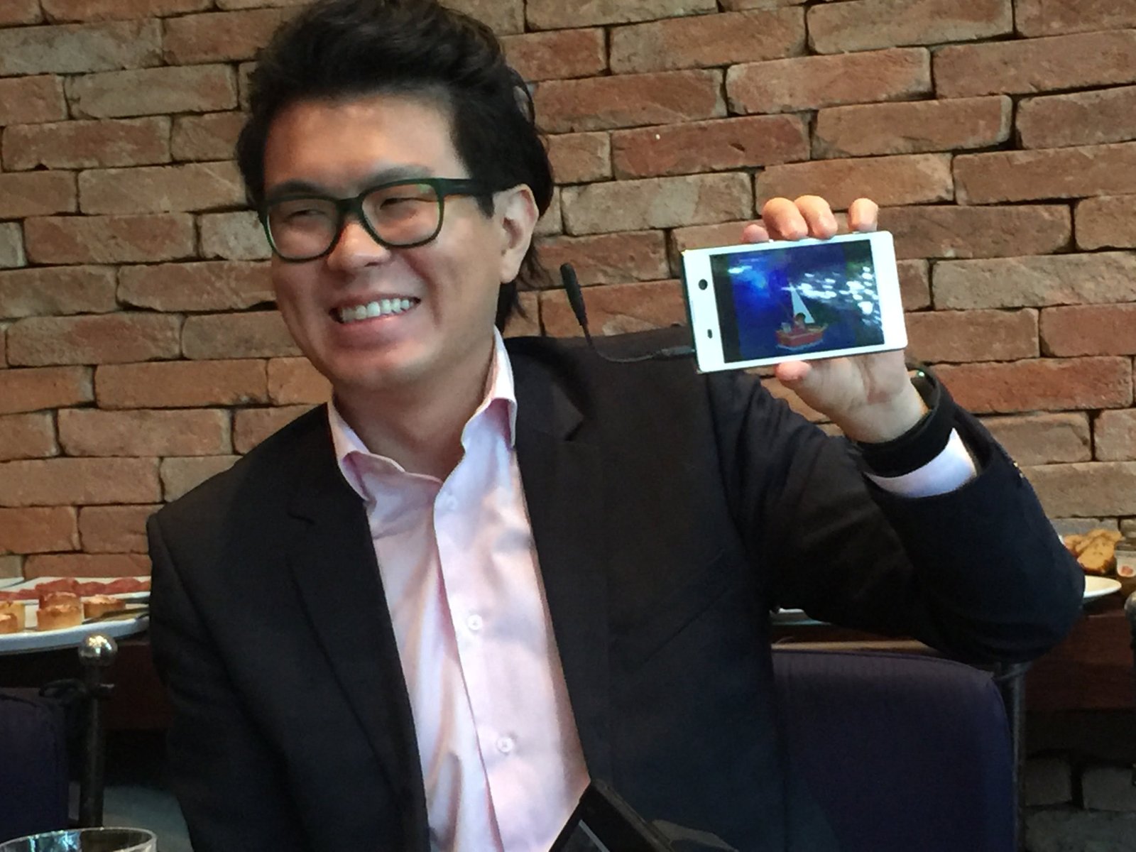 Joe Takata, gerente de produto da Sony Mobile no Brasil apresentando o Sony Xperia M5 e sua TV Digital