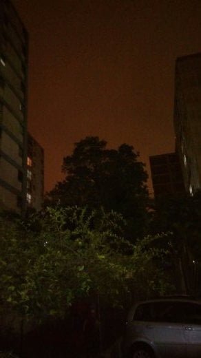 Foto feita a noite com uso do flash do aparelho