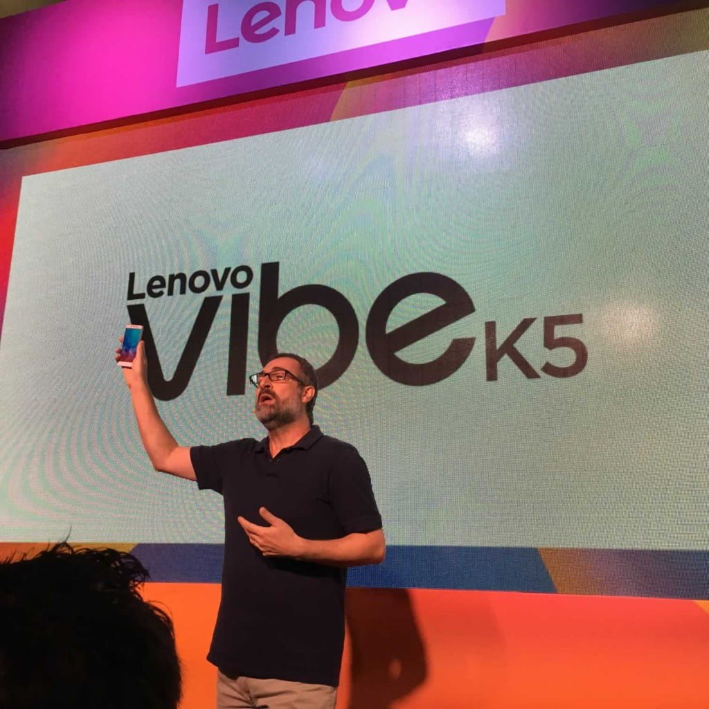 Apresentação do Vibe k5 para o público presente, por Renato Arradi