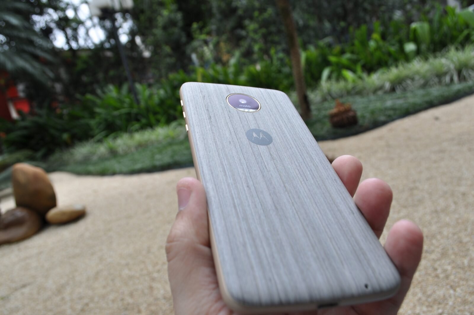 Moto Style Shell imitando madeira, combinado ao Moto Z esconde o calombo que é a câmera sem snap algum