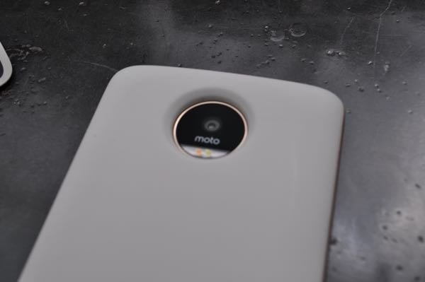 Incipio offGRID Power Pack acoplada ao Moto Z não faz tanta diferença em tamanho.