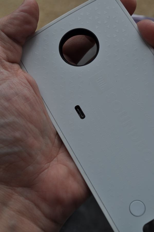 Moto Snap JBL SoundBoost é um snap que pode ser recarregado a parte via essa entrada de USB type C
