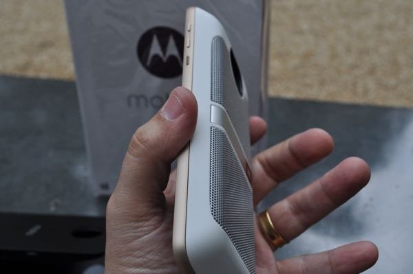 Moto Snap JBL SoundBoost ao ser encaixado no Moto Z
