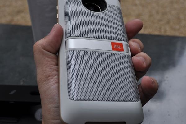 Moto Snap JBL SoundBoost ao ser encaixado no Moto Z