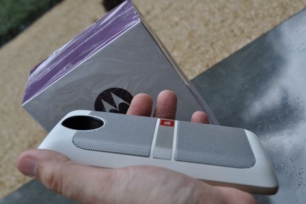 Com o Moto Snap JBL SoundBoost o Moto Z não fica pesado, mas começa a ficar grande