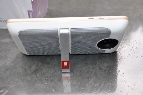 Moto Snap JBL SoundBoost conta com um apoio para ficar na mesa e para quem usa o smartphone para ver a tela e ouvir som fica fantástico