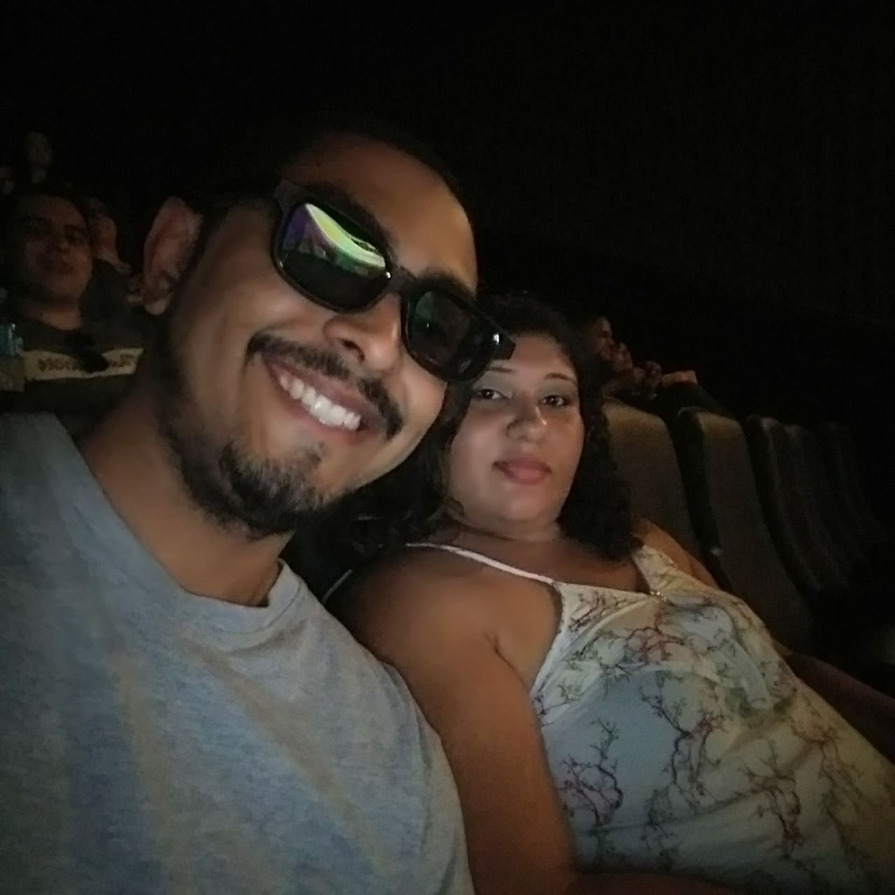 @Miguelprogrammer em selfie com a esposa com pouca luz