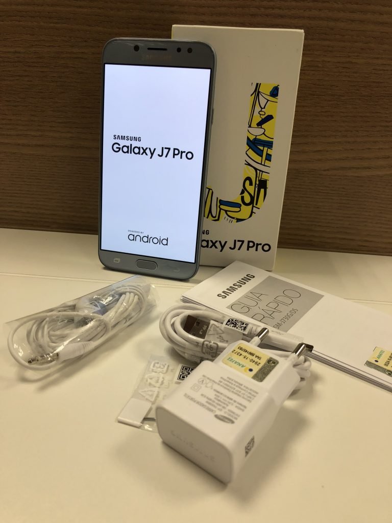 Kit da caixa do Galaxy J7 Pro com carregador, fone de ouvido e manuais