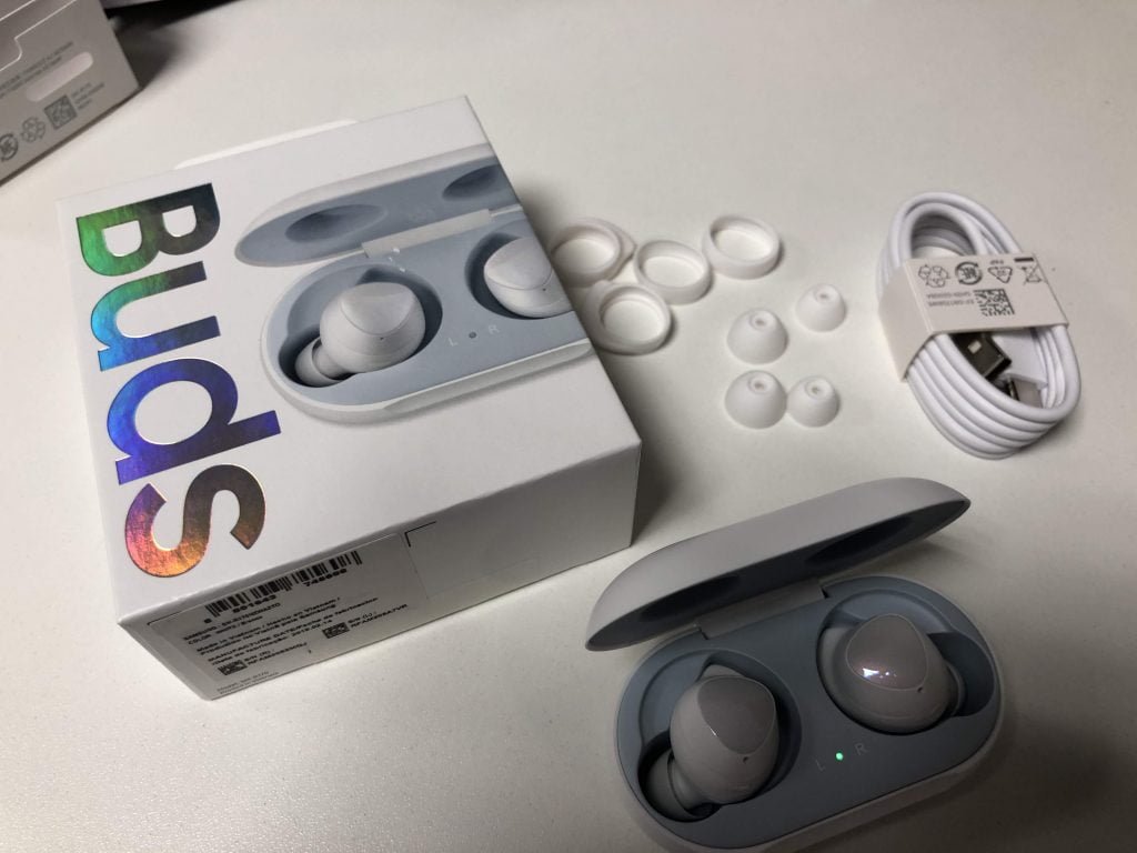 Samsung Galaxy Buds da e o kit que acompanha os fones