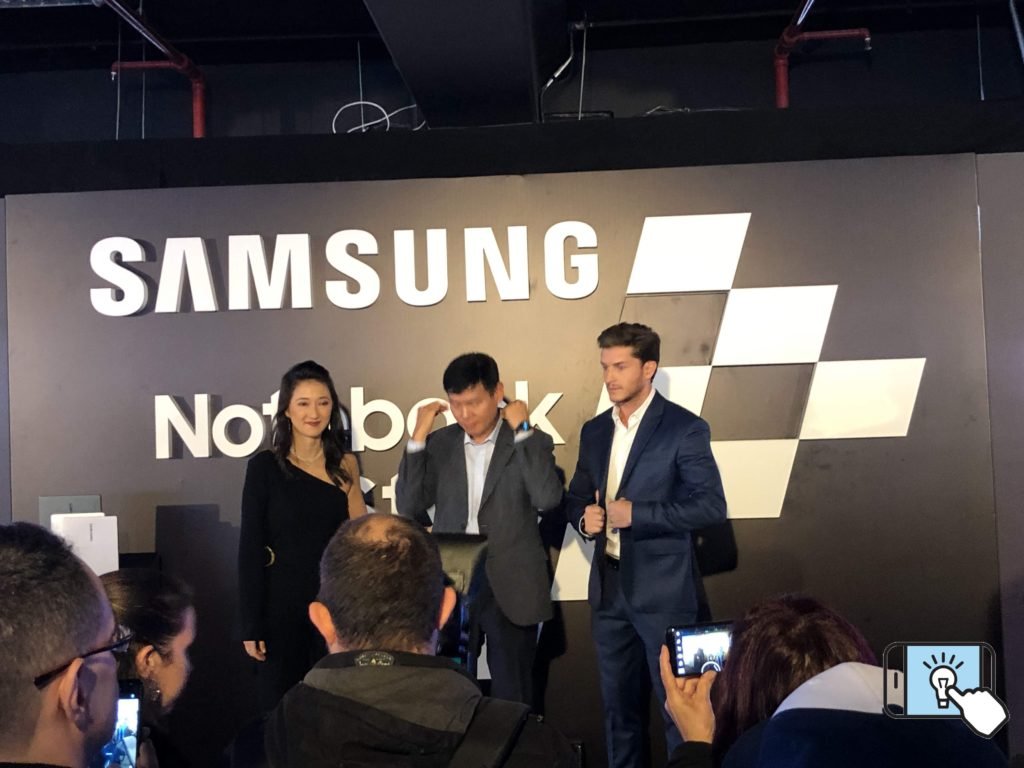 Sandra Chen, Yoonie Yong e Kleber Toledo apresentando a linha 2019 de notebooks Samsung