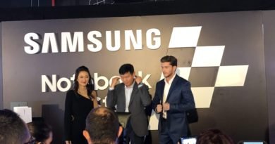 Sandra Chen, Yoonie Yong e Kleber Toledo apresentando a linha 2019 de notebooks Samsung