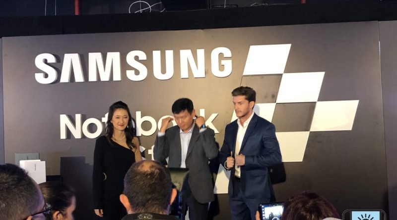 Sandra Chen, Yoonie Yong e Kleber Toledo apresentando a linha 2019 de notebooks Samsung