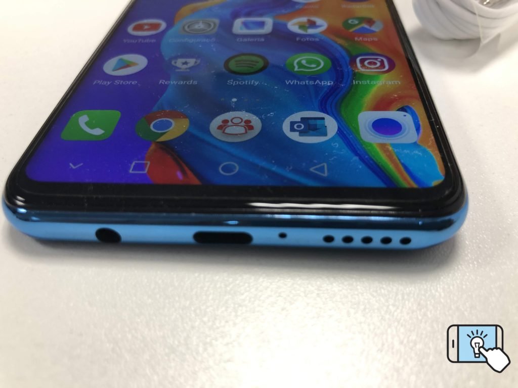 Huawei P30 lite com entrada de fone de ouvidos e entrada USB-C