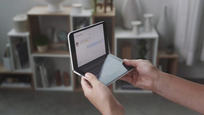 Surface Duo em moto notebook
