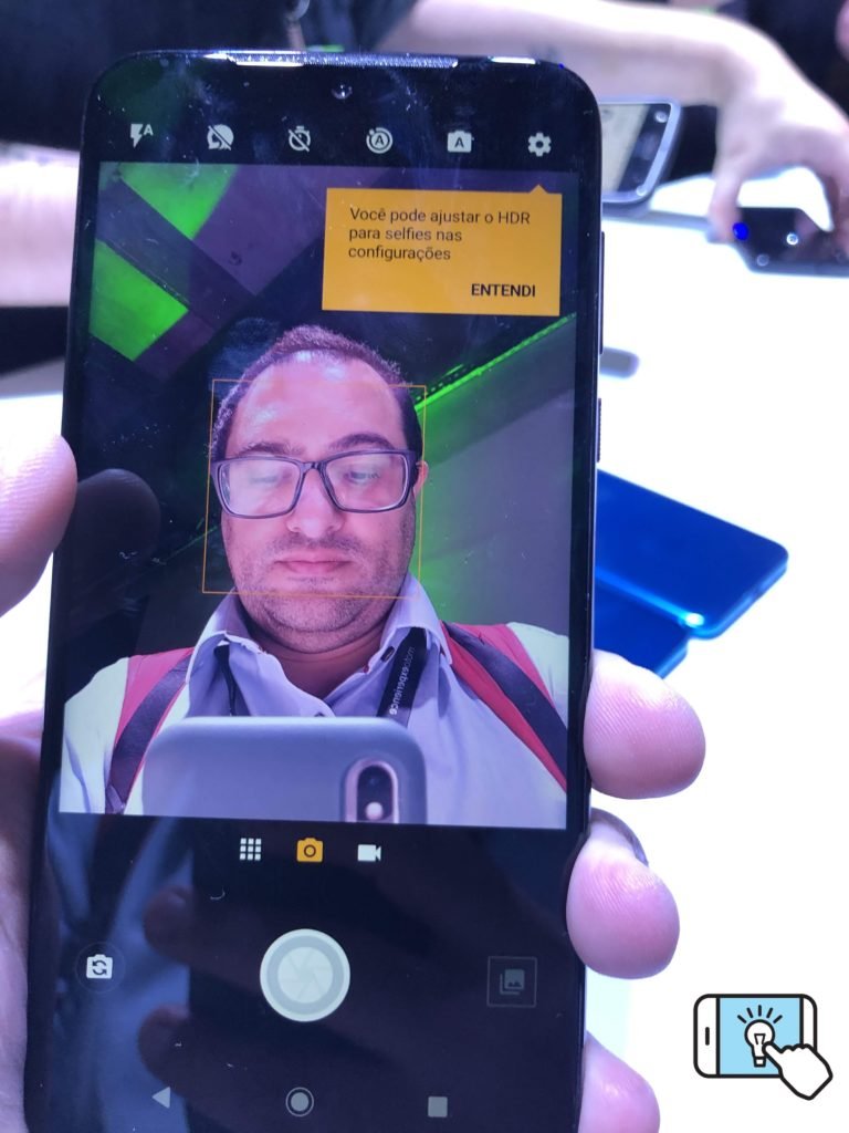Selfie com o Moto G8 Plus bem claras mesmo em ambientes escuros