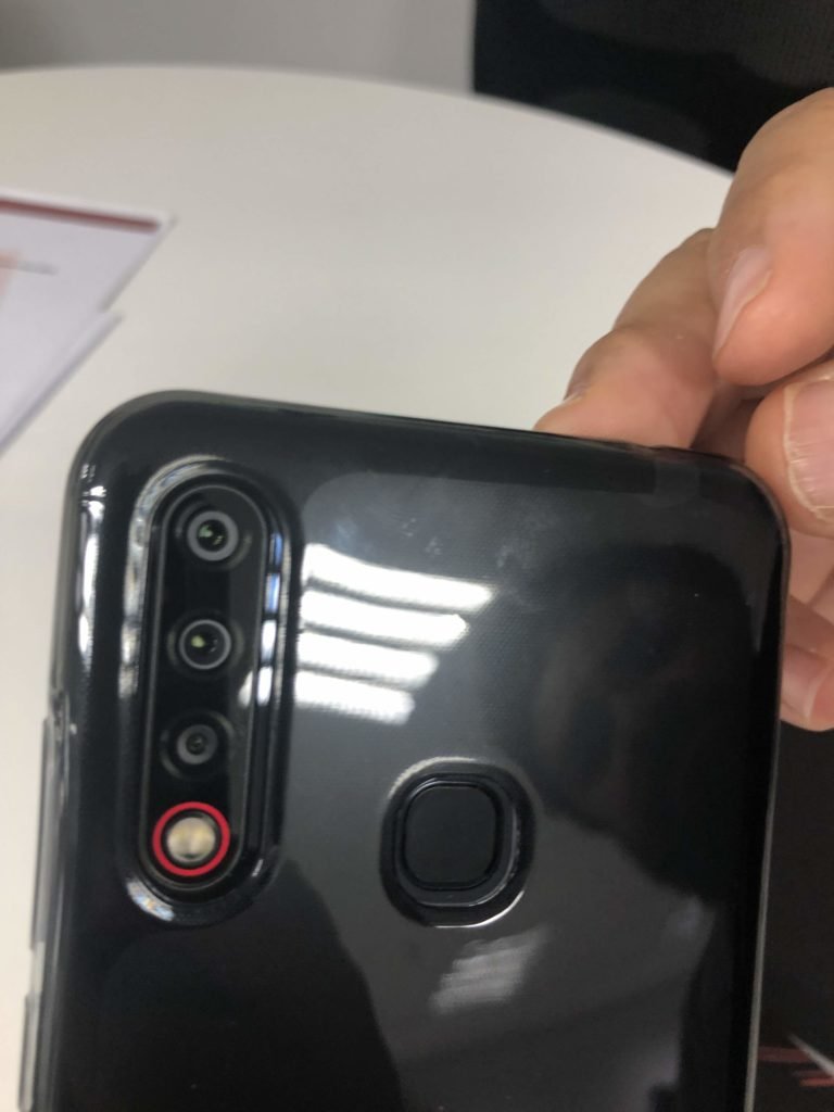 Câmera tripla na traseira com 16,8 e 5 MP