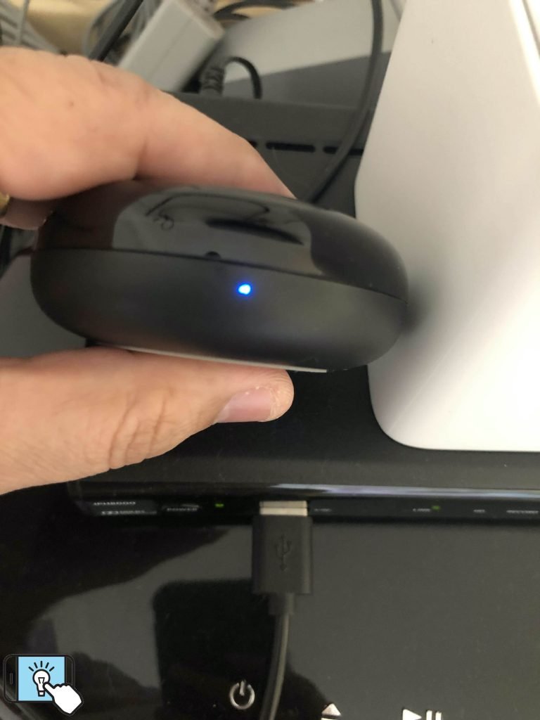 UFO-R1 após conectado acende a luz azul para dizer que já está pronto para receber os comandos