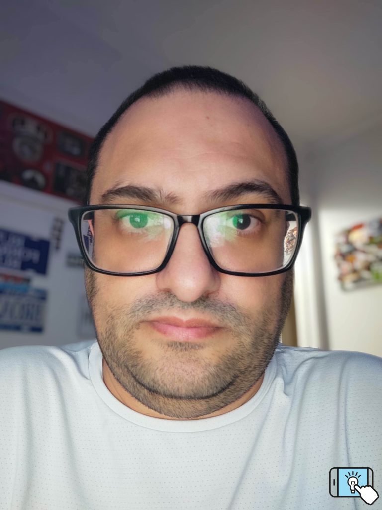 Selfie com flash ligado com pouca luz 