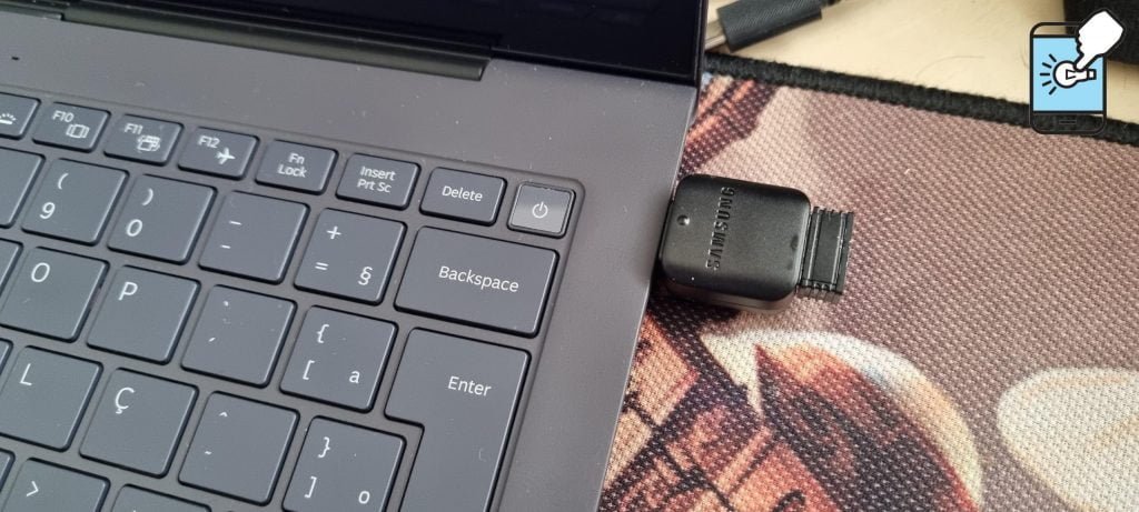 Para usar dispositivos USB, você vai precisar do adaptador plugar algo nele