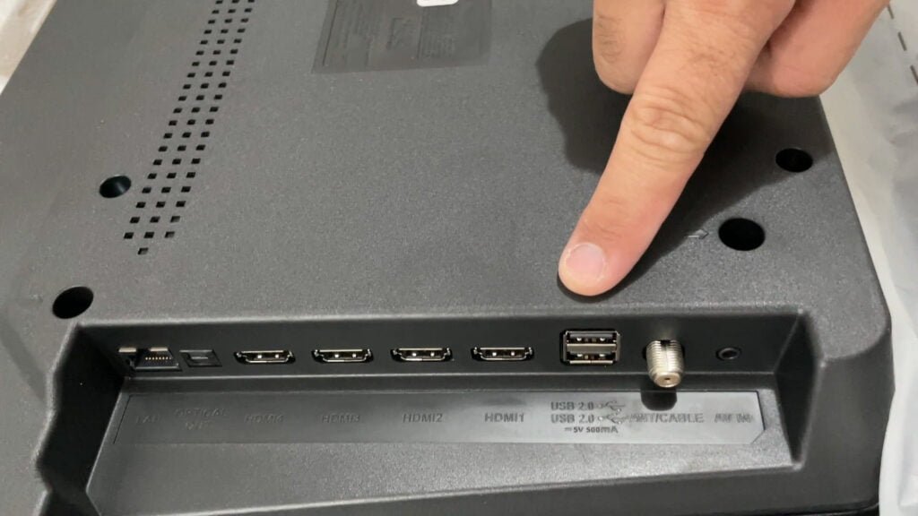 Facilidade nas conexões HDMI e USB