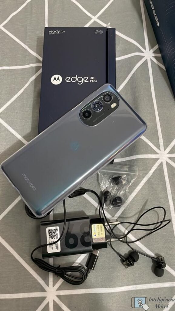 Motorola Edge 30 Pro com vidro na traseira, trio de câmeras, acessórios e o cheirinho Motorola