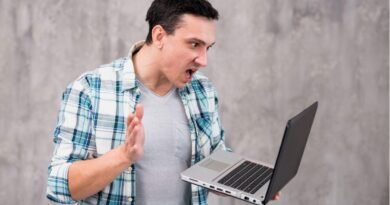 homem furioso com problemas no notebook