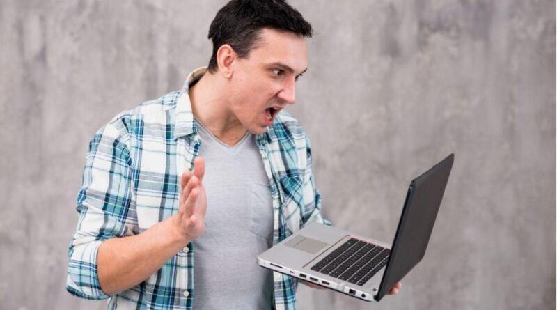 homem furioso com problemas no notebook