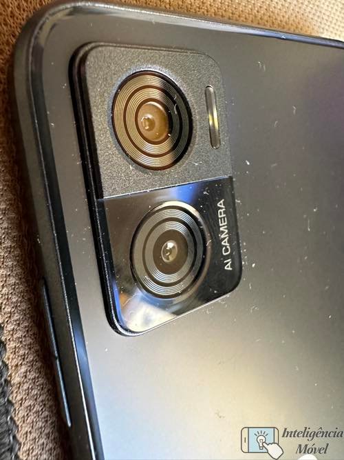 duas câmeras a principal com sensor de 16 MP e a secundária com sensor de apenas 2 MP