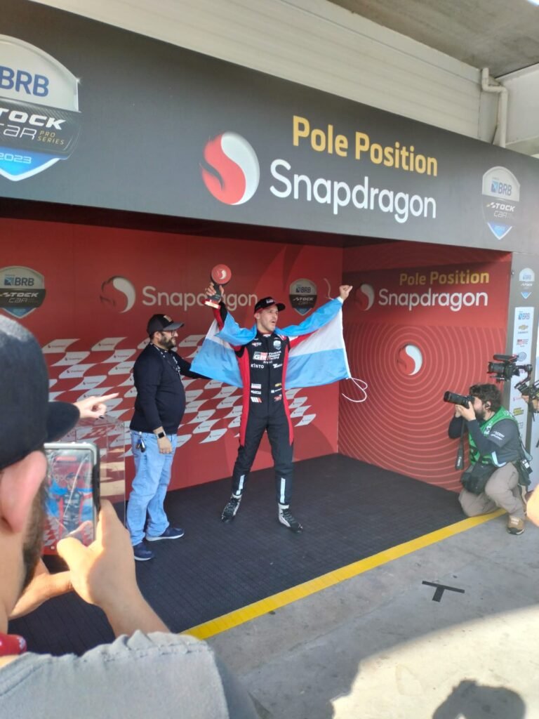 Fiz a entrega do troféu Snapdragon ao piloto Matias Rossi