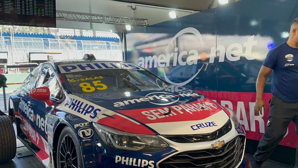 Antena 5G veicular no teto do carro que possibilita a transmissão