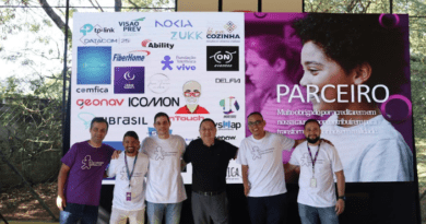 Nelson Ito, ao centro, da TP-Link e equipe Vivo na entrega da doação