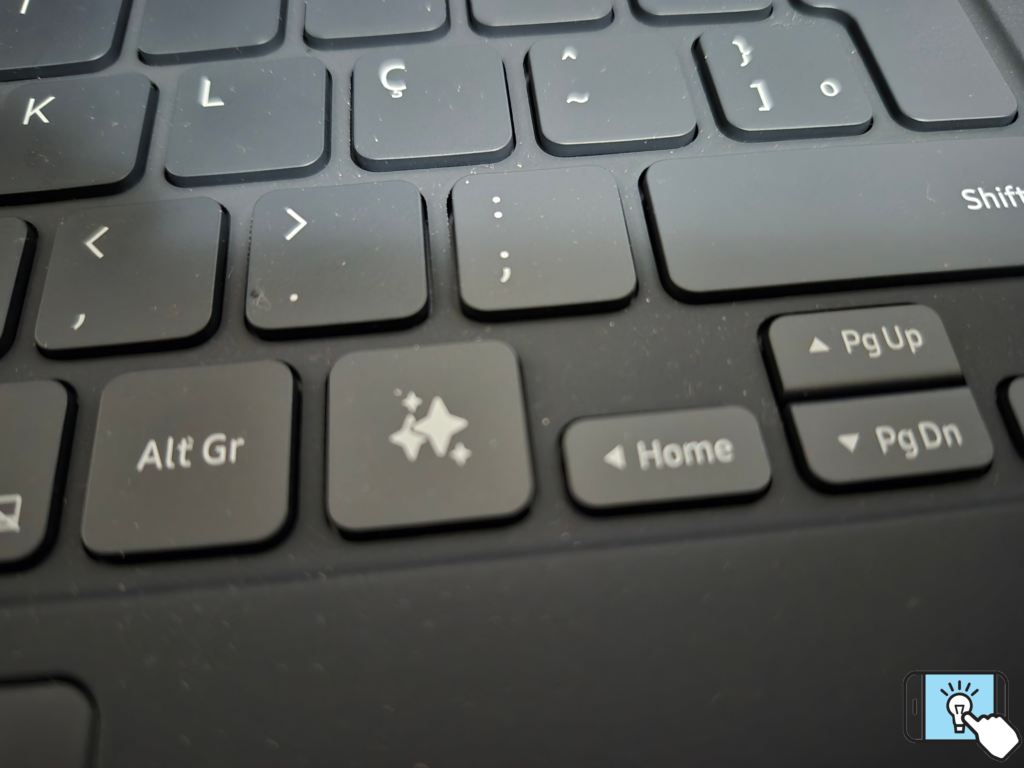 A capa teclado transforma os tablets em uma verdadeira estação de trabalho e o botão dedicado a IA ajuda muito