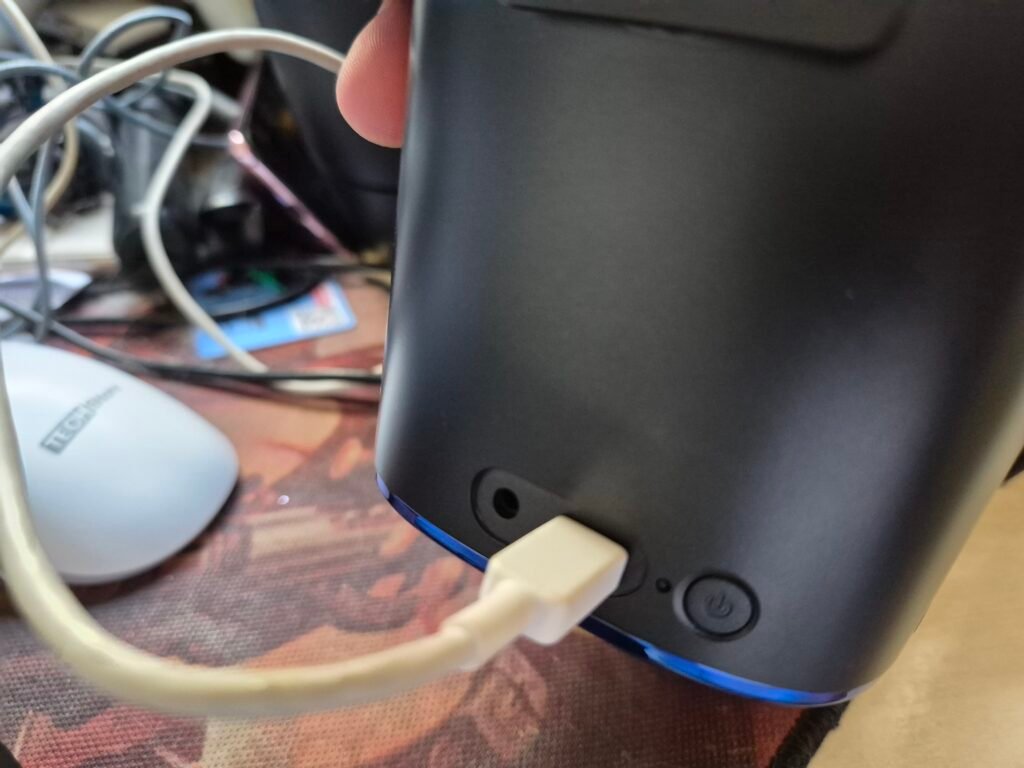 Carregador, botão de ligar e entrada p2 de fone
