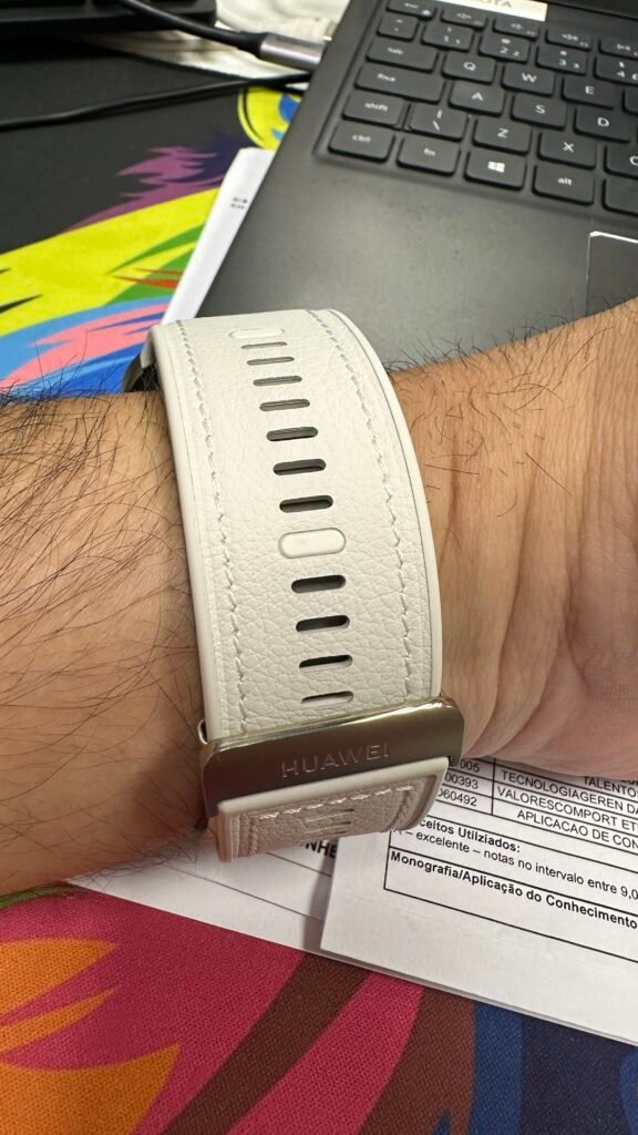 D2 com pulseira em couro