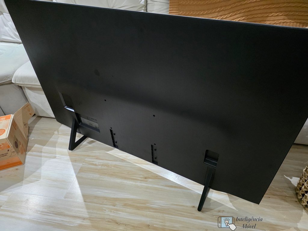 A Samsung incluiu canaletas traseiras para a gestão de cabos, evitando o emaranhado comum em setups complexos