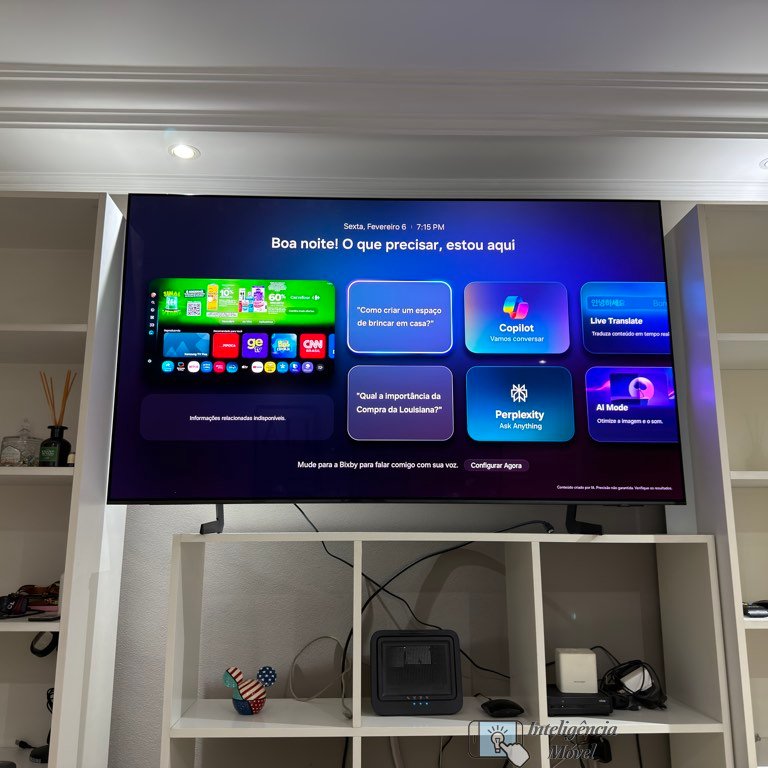 A integração do Microsoft Copilot com IA transforma a TV em uma central de consultas inteligentes, respondendo perguntas complexas diretamente na interface.