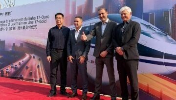 Em Guang’An (China), comitiva celebra a entrega da última composição da Linha 17-Ouro. Da esquerda para a direita: executivo da BYD, Julio Castiglioni (Metrô de São Paulo), Alexandre Barbosa (BYD SkyRail) e Roberto Torres (Metrô de São Paulo).