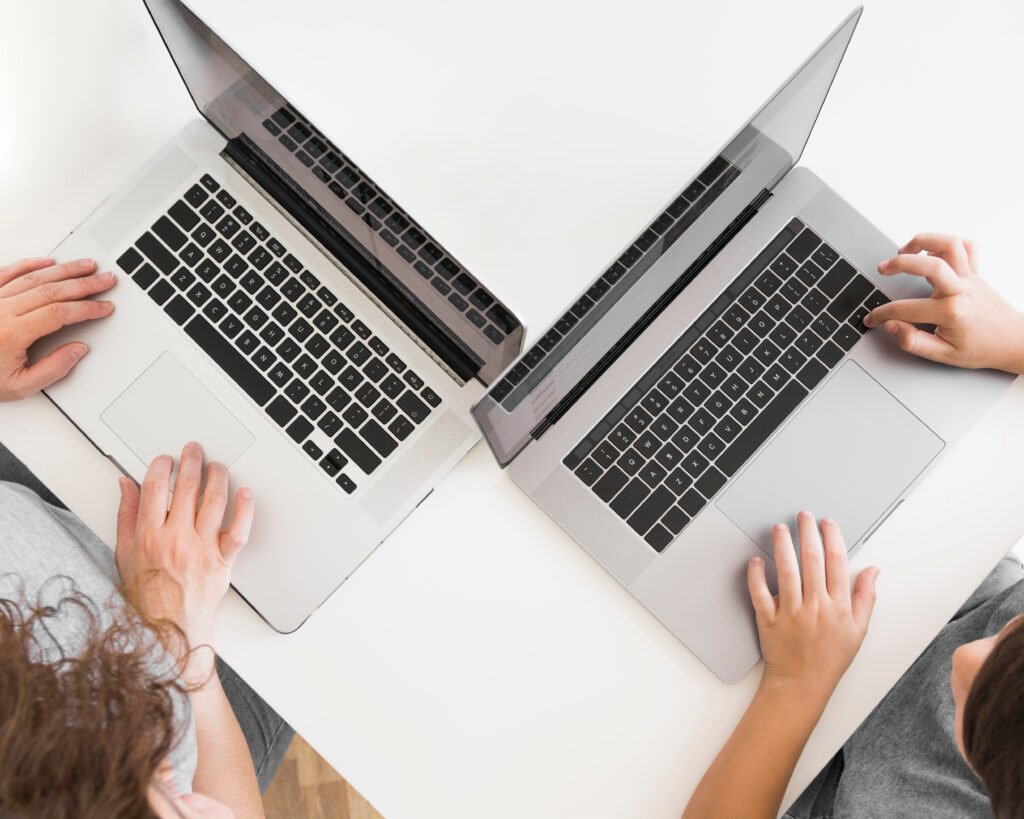 Pessoas usando computadores compartilhados