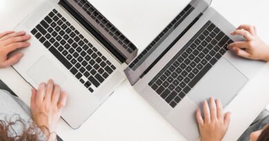 Pessoas usando computadores compartilhados