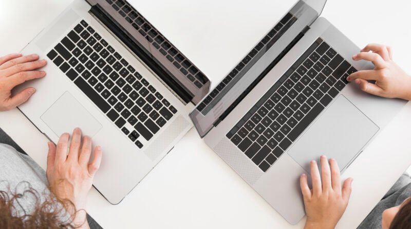 Pessoas usando computadores compartilhados