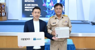 Representantes da OPPO Tailândia e da escola piloto durante a cerimônia de entrega dos tablets.