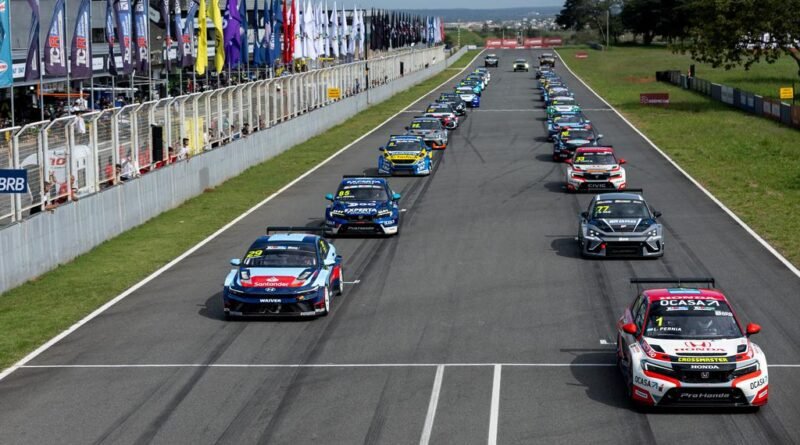 Largada da TCR na primeira etapa, em Curvelo-MG (Magnus Torquato/ Vicar)