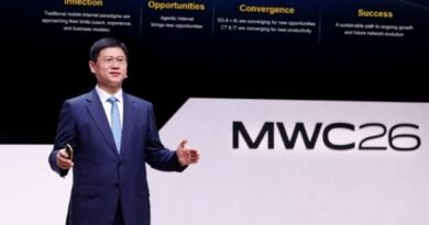 Li Peng, vice-presidente sênior da Huawei e presidente de vendas e serviços de TIC, discursando no MWC Barcelona 2026.
