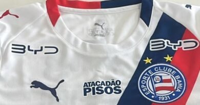 Logo da BYD estampado no ombro do uniforme do Esporte Clube Bahia